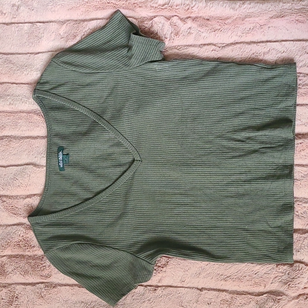 Wild Fable Crop V-Neck Tee (M)